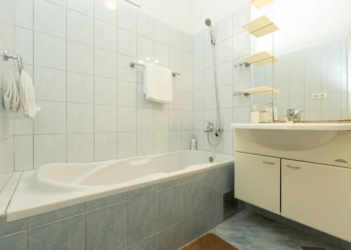 Апартаменты Boki 2 One Bedroom In Old Town With Balcony