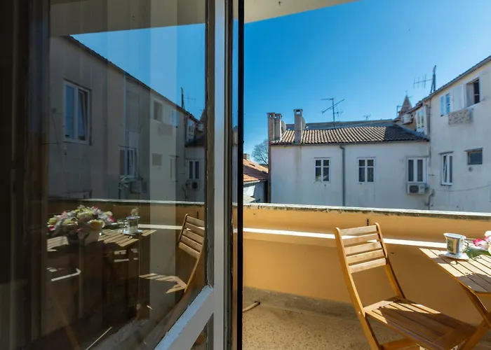 Апартаменты Boki 2 One Bedroom In Old Town With Balcony *